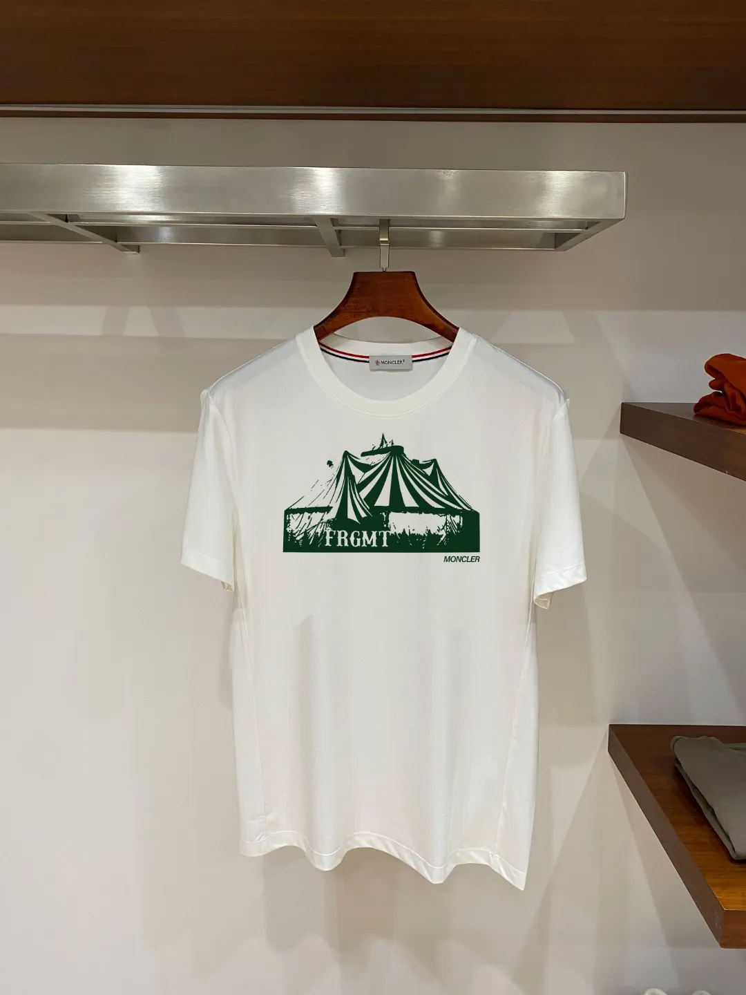 Moncler T 26s New Arrival Supima 210 ， ， + ， ， ， ， ， Breathable， ！ ， ， ，Series ， 5 ， ， 100 ， 1% . Versatile， 。 Breathable， ：White// /Light Green /Khaki / /Black Sizes：M-3XL Size ：178-130 L